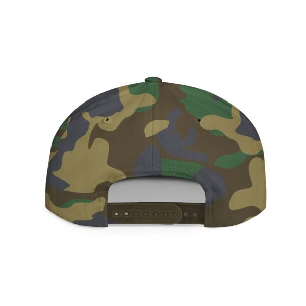 Esta gorra plana es elegante y ajustable, perfecta para el día a día.