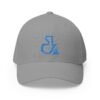 Elegante gorra cerrada con estructura, ofrece un aire deportivo y aventurero.