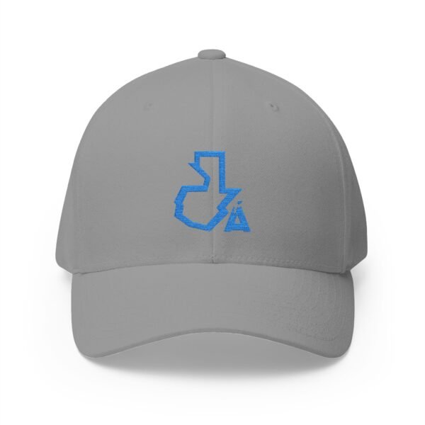 Elegante gorra cerrada con estructura, ofrece un aire deportivo y aventurero.