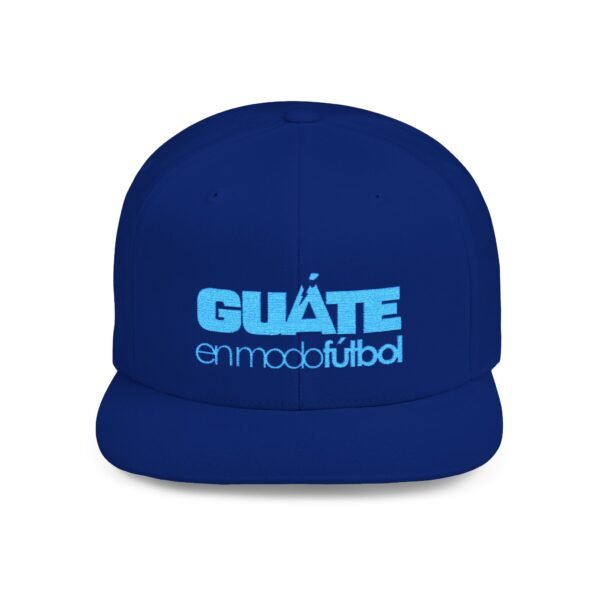 Esta gorra plana es elegante y ajustable, perfecta para el día a día.