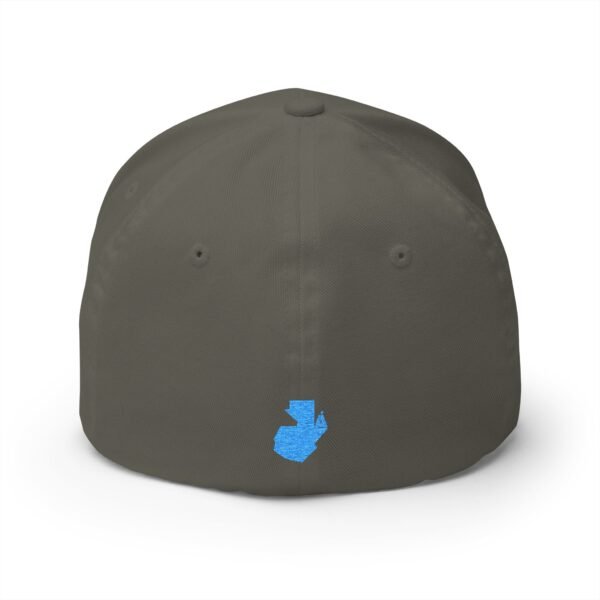 Elegante gorra bordada cerrada para cualquier ocasión.
