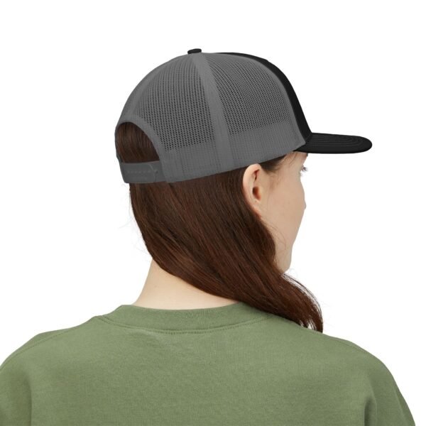 Elegante gorra de Camionero, bordada, perfecta para uso casual, una opción moderna y cómoda.