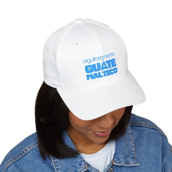 Elegante gorra bordada cerrada para cualquier ocasión.