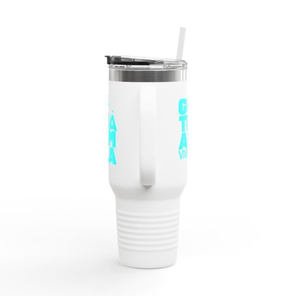Elegante taza térmica de GUATE, ideal para quienes disfrutan de sus bebidas en movimiento.