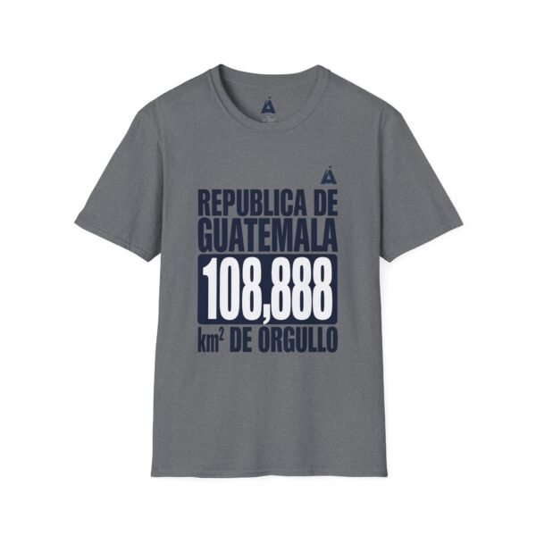 Celebra tu herencia guatemalteca con esta camiseta unisex con orgullo, perfecta para pasear.