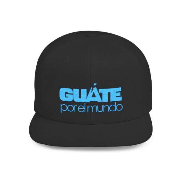 Esta gorra plana es elegante y ajustable, perfecta para el día a día.