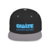 Esta gorra plana es elegante y ajustable, perfecta para el día a día.