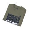 Celebra tu herencia guatemalteca con esta camiseta unisex con orgullo, perfecta para pasear.