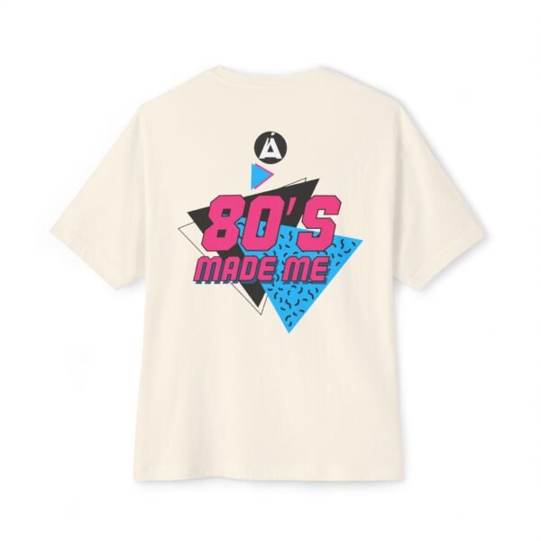 Camiseta holgada inspirada en los 80s, perfecta para salidas informales, con un aire divertido y nostálgico.