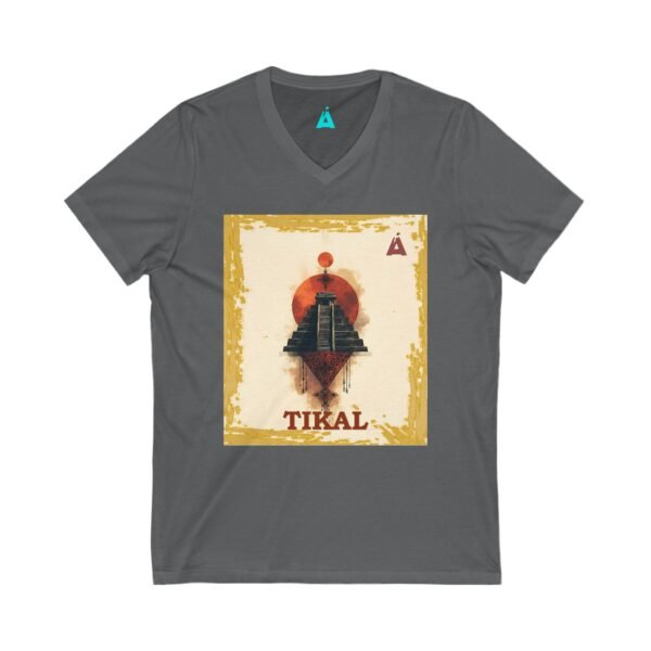 La camiseta unisex Tikal Vintage de cuello en V ofrece un look casual pero elegante.