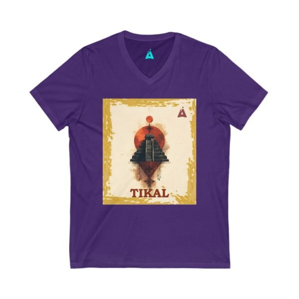 La camiseta unisex Tikal Vintage de cuello en V ofrece un look casual pero elegante.