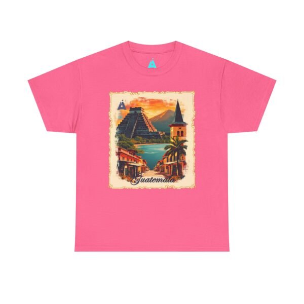 Celebra tu herencia guatemalteca con esta camiseta unisex con orgullo, perfecta para pasear.
