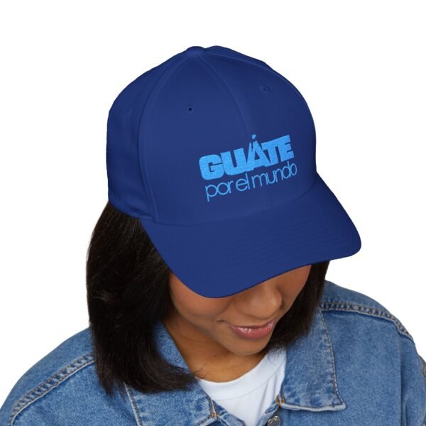 Elegante gorra bordada cerrada para cualquier ocasión. Perfecta como gorra deportiva.