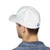 Elegante gorra bordada cerrada para cualquier ocasión.