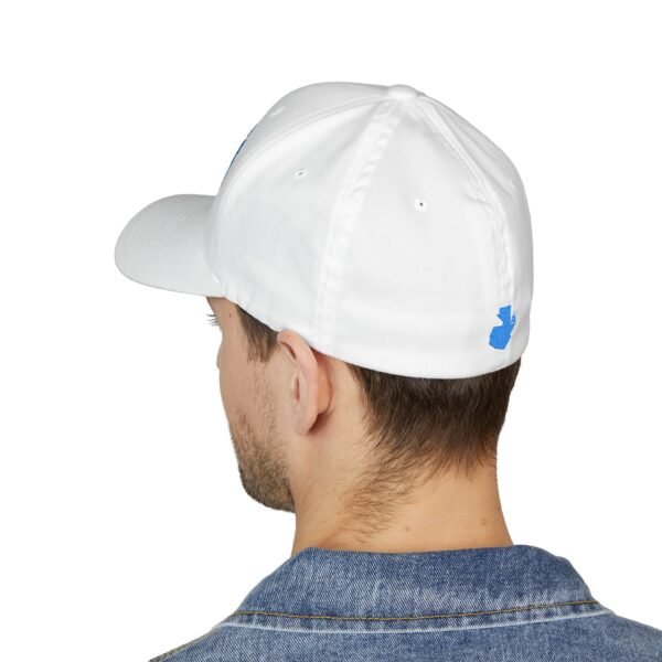 Elegante gorra bordada cerrada para cualquier ocasión.