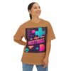 Camiseta holgada inspirada en los 80s, perfecta para salidas informales, con un aire divertido y nostálgico.