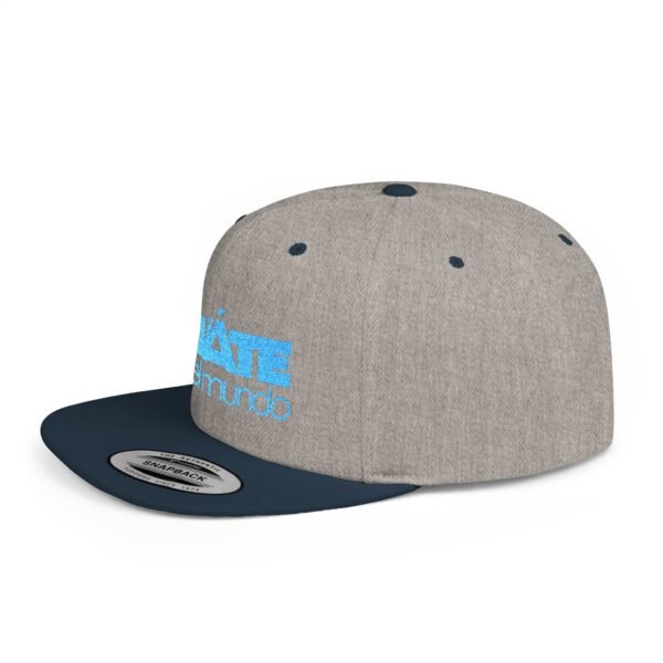 Esta gorra plana es elegante y ajustable, perfecta para el día a día.