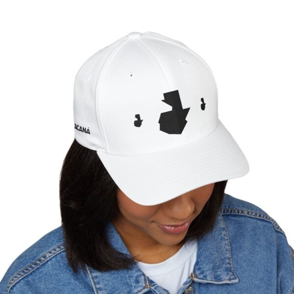 Gorra cerrada bordada con el mapa de GUATEMALA, para un estilo moderno, un accesorios de moda únicos.