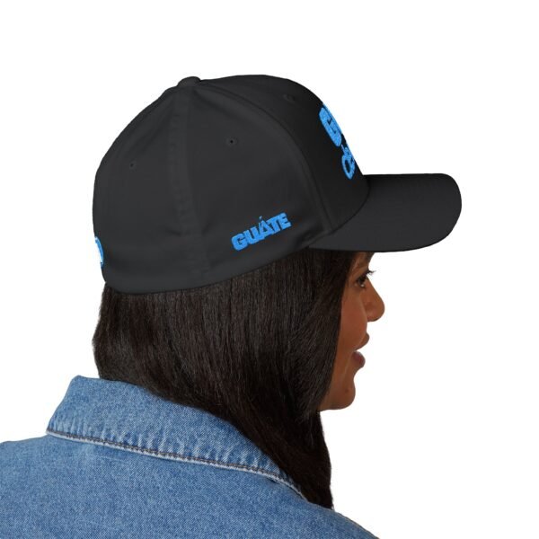 Elegante gorra bordada cerrada para cualquier ocasión. Perfecta como gorra deportiva.