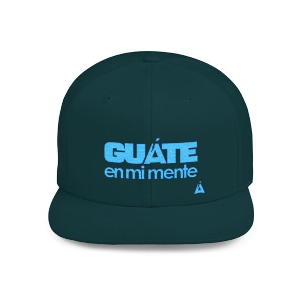 Esta gorra plana es elegante y ajustable, perfecta para el día a día.