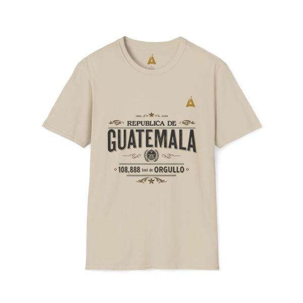 Celebra tu herencia guatemalteca con esta camiseta unisex con orgullo, perfecta para pasear.