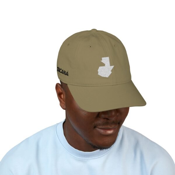 Gorra de béisbol orgánica bordada con el mapa de GUATE, un accesorio perfecto para quienes aman la ropa informal.