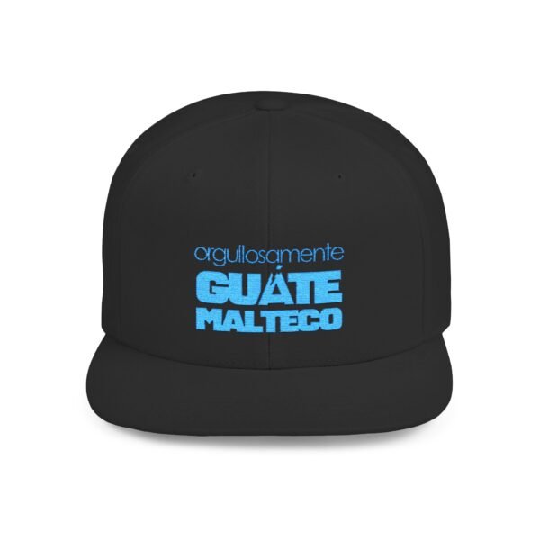Esta gorra plana es elegante y ajustable, perfecta para el día a día.