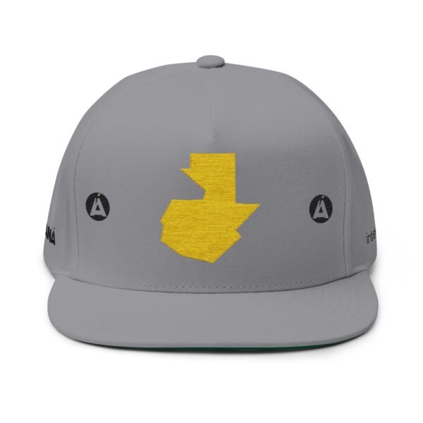 Gorra plana bordada con mapa de GUATE, ideal para aventuras al aire libre.