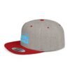 Esta gorra plana es elegante y ajustable, perfecta para el día a día.