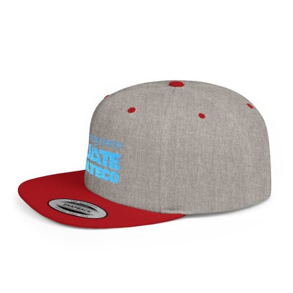 Esta gorra plana es elegante y ajustable, perfecta para el día a día.