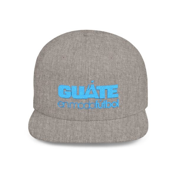 Esta gorra plana es elegante y ajustable, perfecta para el día a día.