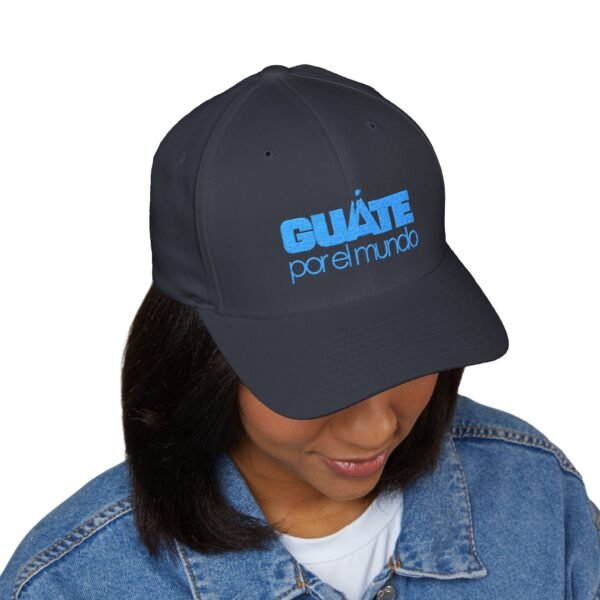 Elegante gorra bordada cerrada para cualquier ocasión. Perfecta como gorra deportiva.