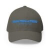 Elegante gorra bordada cerrada para cualquier ocasión. Perfecta como gorra deportiva.