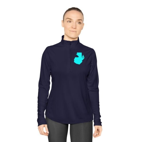 Elegante jersey deportivo para aventuras al aire libre, perfecto para mujeres que buscan estilo y comodidad.