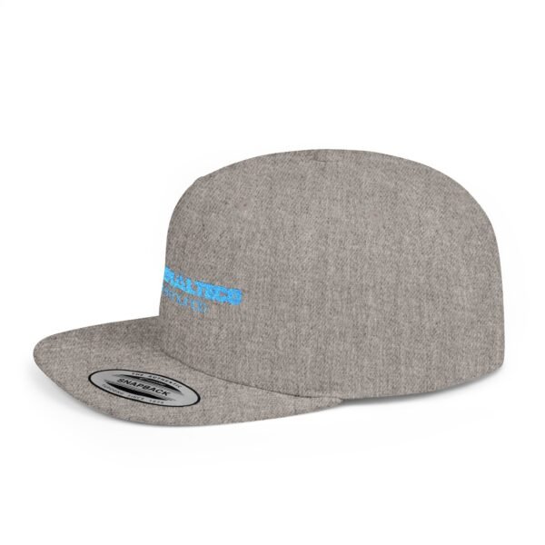 Esta gorra plana es elegante y ajustable, perfecta para el día a día.
