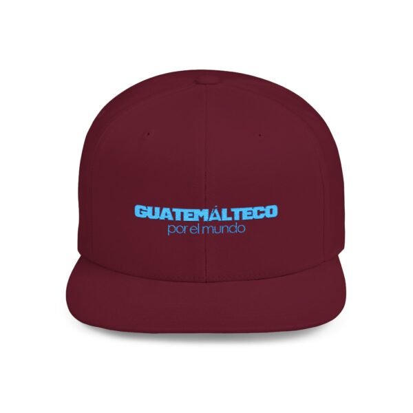 Esta gorra plana es elegante y ajustable, perfecta para el día a día.