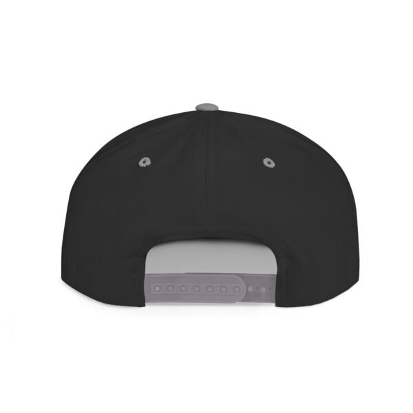 Esta gorra plana es elegante y ajustable, perfecta para el día a día.