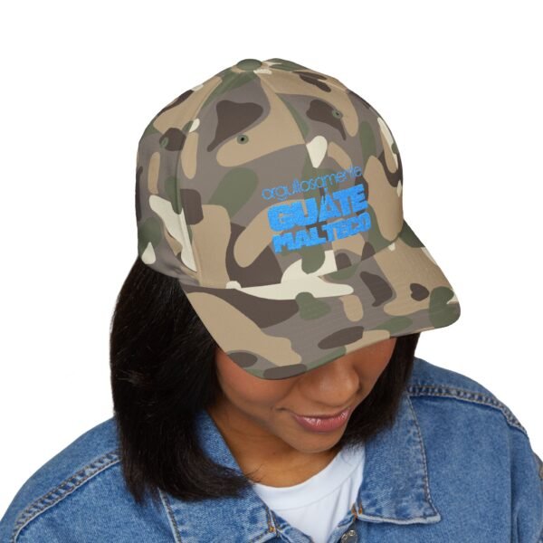 Elegante gorra bordada cerrada para cualquier ocasión.