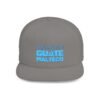 Esta gorra plana es elegante y ajustable, perfecta para el día a día.