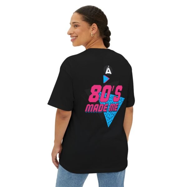 Camiseta holgada inspirada en los 80s, perfecta para salidas informales, con un aire divertido y nostálgico.