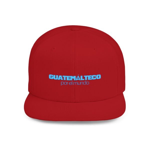 Esta gorra plana es elegante y ajustable, perfecta para el día a día.