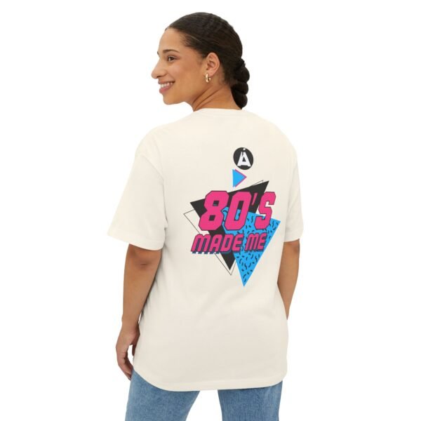 Camiseta holgada inspirada en los 80s, perfecta para salidas informales, con un aire divertido y nostálgico.