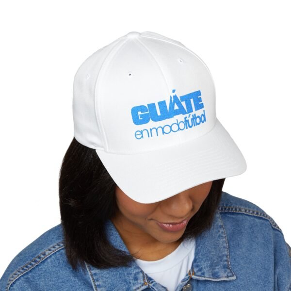 Elegante gorra bordada cerrada para cualquier ocasión.