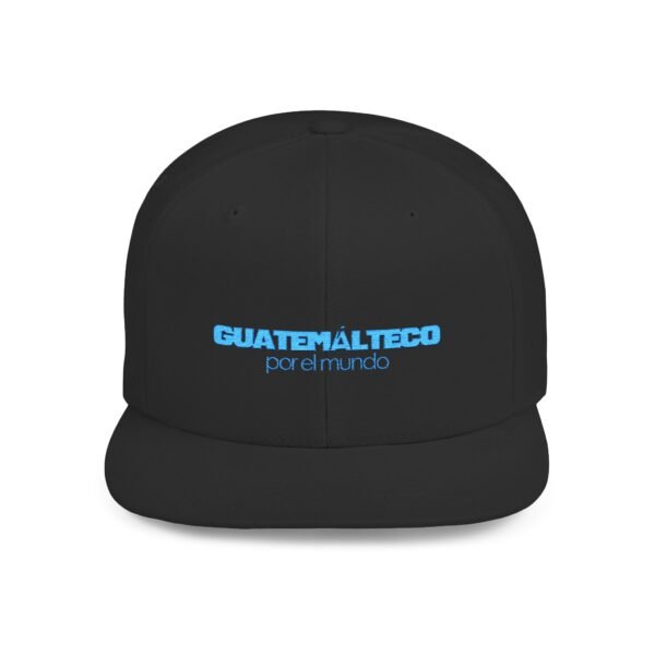 Esta gorra plana es elegante y ajustable, perfecta para el día a día.