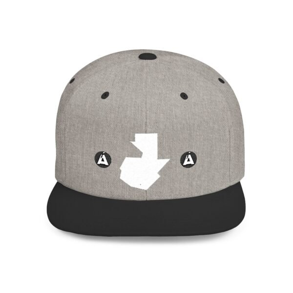 Gorra snapback con mapa de GUATE, perfecta como accesorio de moda para días de verano y salidas informales.