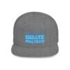 Esta gorra plana es elegante y ajustable, perfecta para el día a día.
