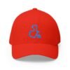 Elegante gorra cerrada con estructura, ofrece un aire deportivo y aventurero.