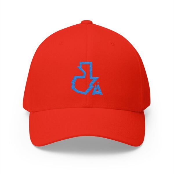 Elegante gorra cerrada con estructura, ofrece un aire deportivo y aventurero.