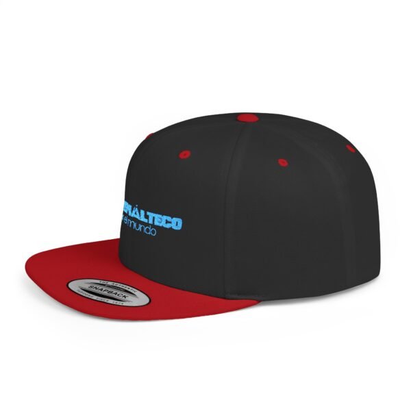 Esta gorra plana es elegante y ajustable, perfecta para el día a día.