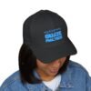 Elegante gorra bordada cerrada para cualquier ocasión.